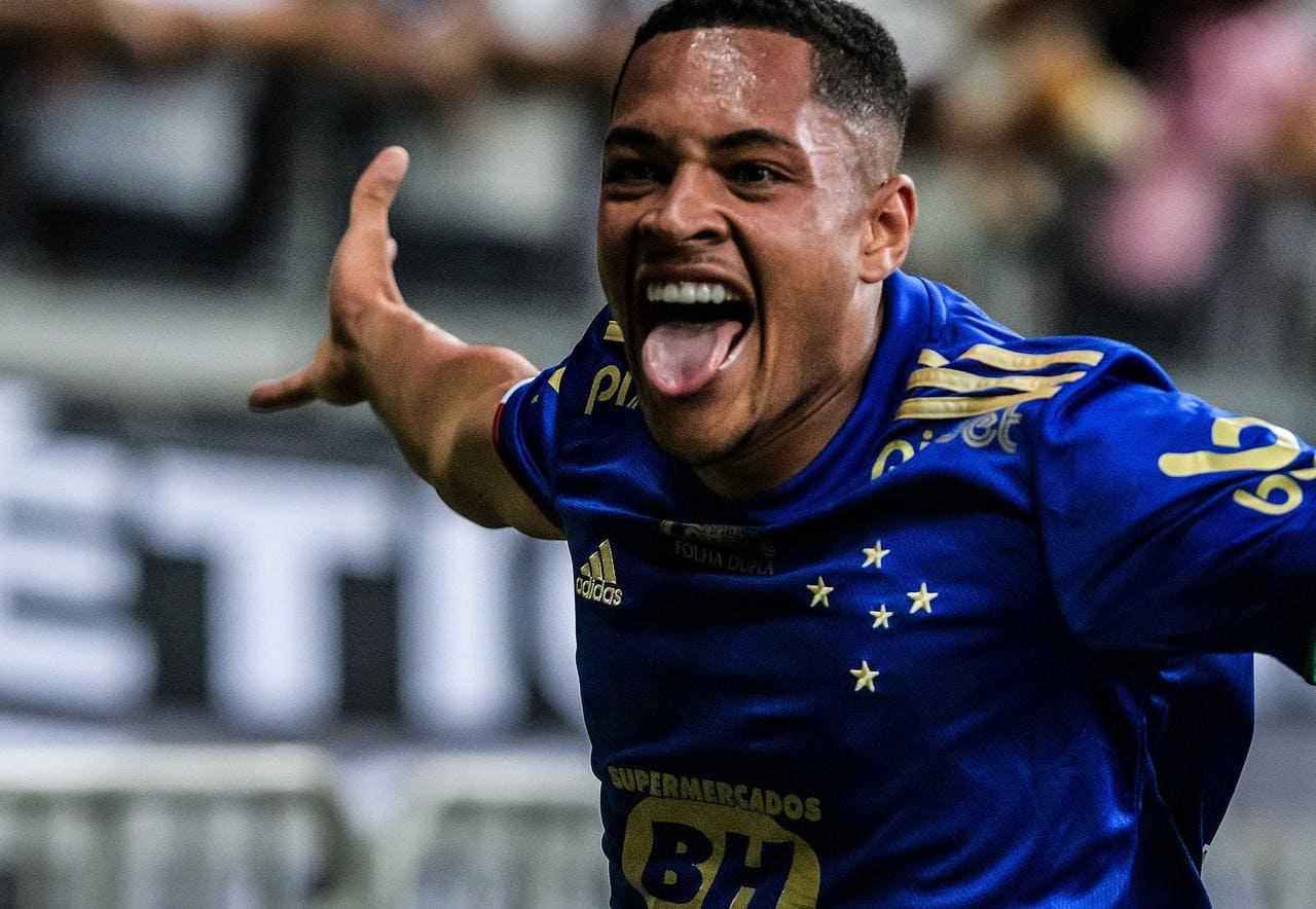 Everton age nos bastidores para Vitor Roque vestir azul e branco outra vez
