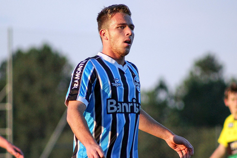 Jornal italiano tira o Cruzeiro da jogada e crava favorito para contratar Arthur no Brasil