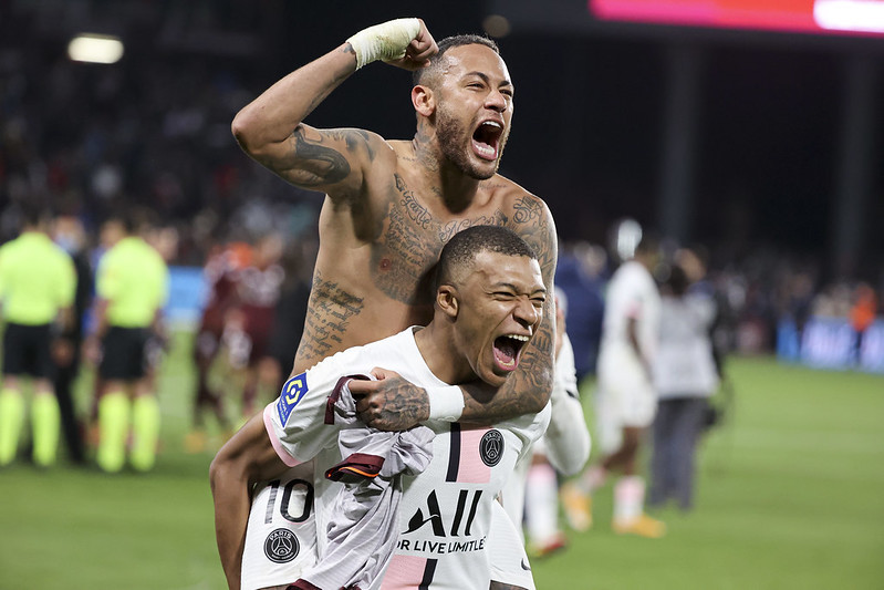 Comemorava gols com Neymar e Mbappé, agora está “forçando a barra” para jogar no Brasil