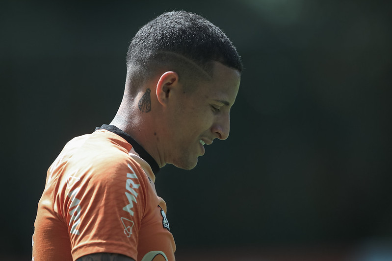 Guilherme Arana ganha sombra e futuro pode ser longe do Atlético