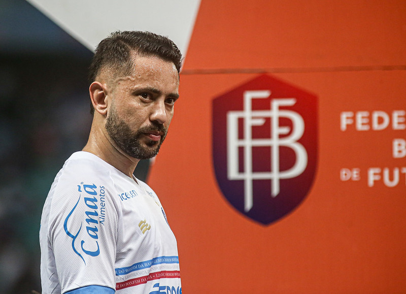 Não demorou muito e Everton Ribeiro perdeu a paciência no Bahia