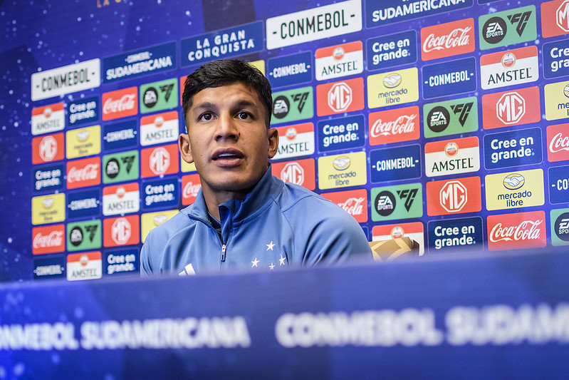 Lucas Romero mostra como um capitão deve agir após provocação de goleiro do Lanús