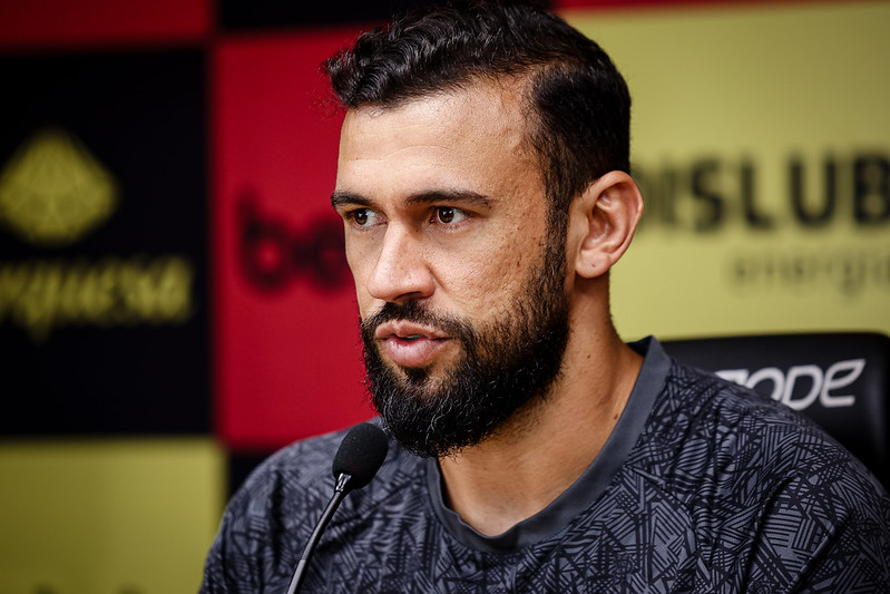 Luciano Castán vive drama no Sport e até Pepa precisou dar explicações