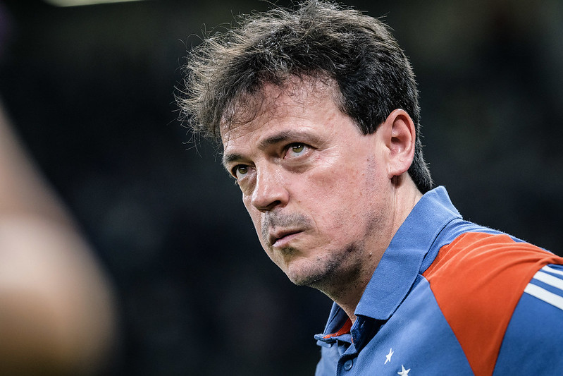 Fernando Diniz durou apenas 6 jogos e foi demitido para a alegria de todo o Brasil