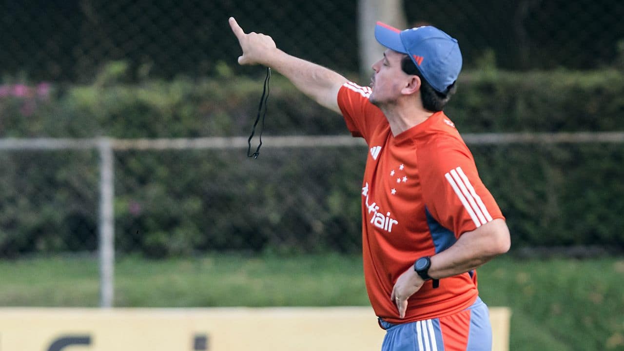 Exigência da torcida não é atendida de imediato e Diniz pede calma no Cruzeiro