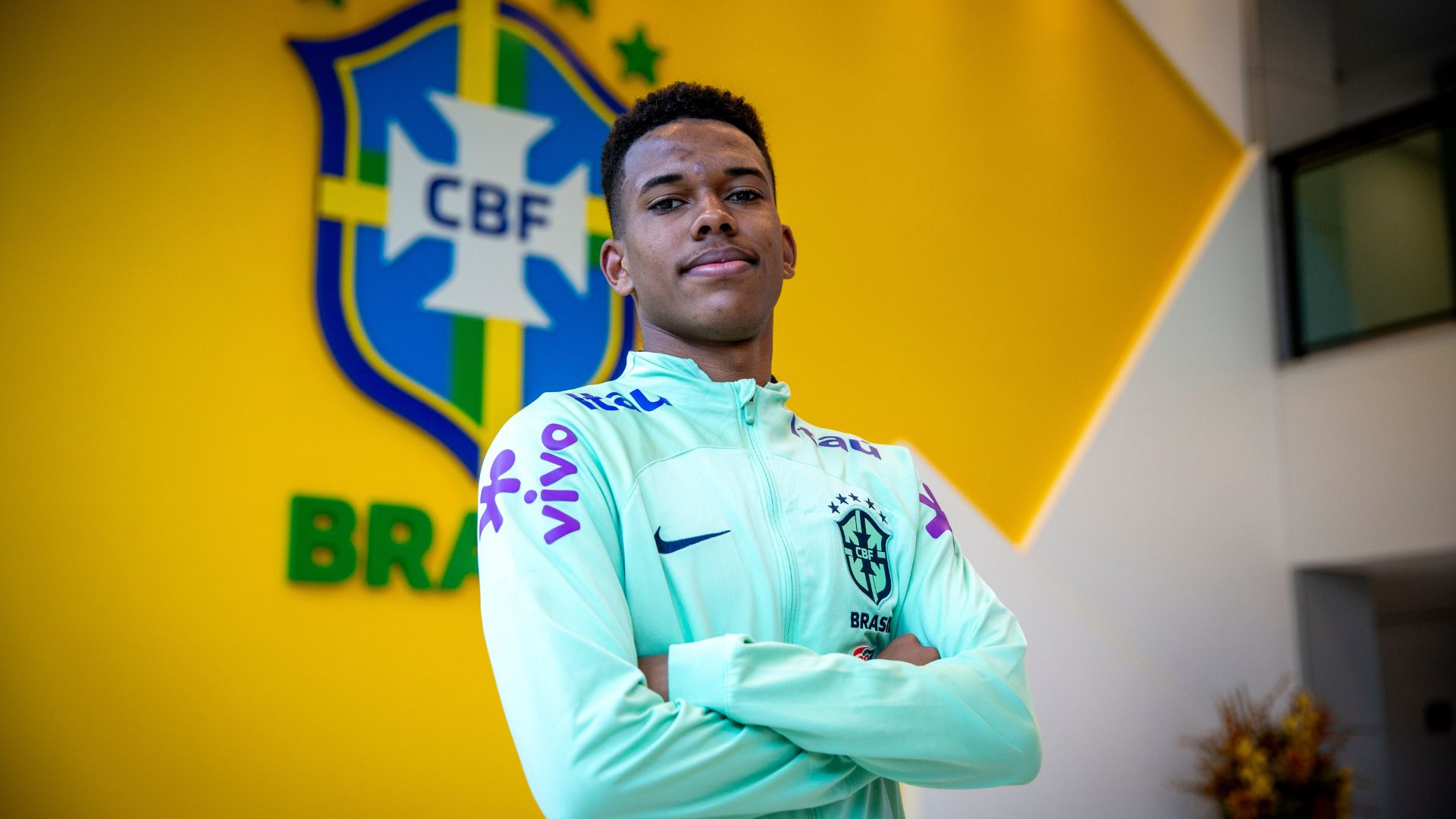 Estevão nem esperou chegar no Chelsea e já assinou novo contrato