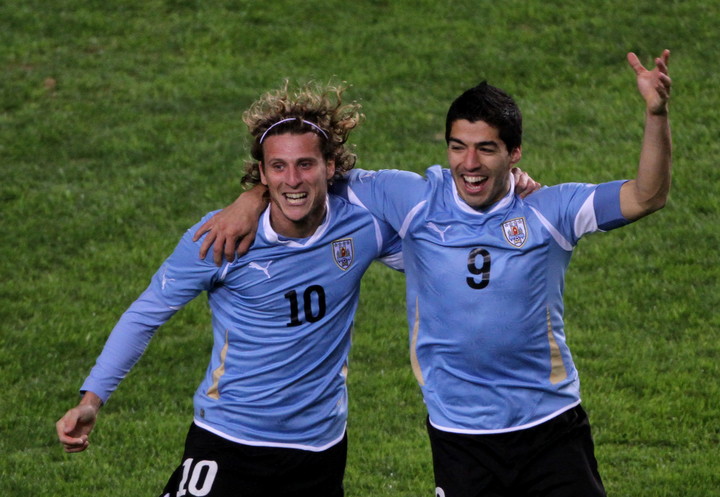 Diego Forlán lamenta despedida tão breve de Luís Suárez