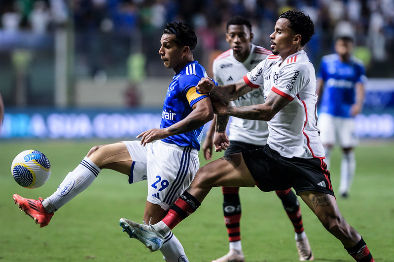 Especialista de arbitragem aponta erro que tirou pontos do Cruzeiro contra o Flamengo