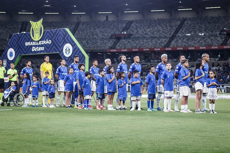Narrador deixou transmissão de Cruzeiro x Grêmio no meio do jogo e motivo foi revelado