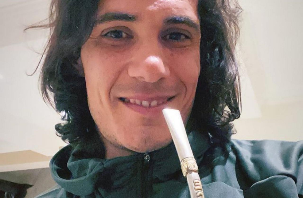 Cavani chegou com o mate na mão para se apresentar na Toca da Raposa 3