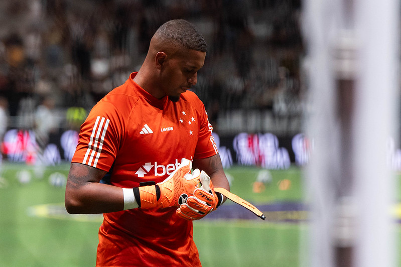 Goleiro Anderson assina vínculo fora do Cruzeiro e declara: “Dias melhores virão”