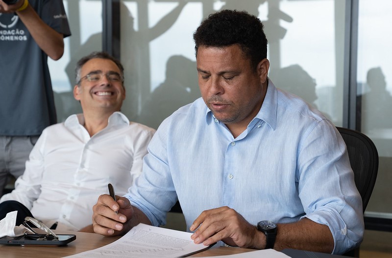 Ronaldo Fenômeno apareceu ao lado de Huck para concluir assinatura