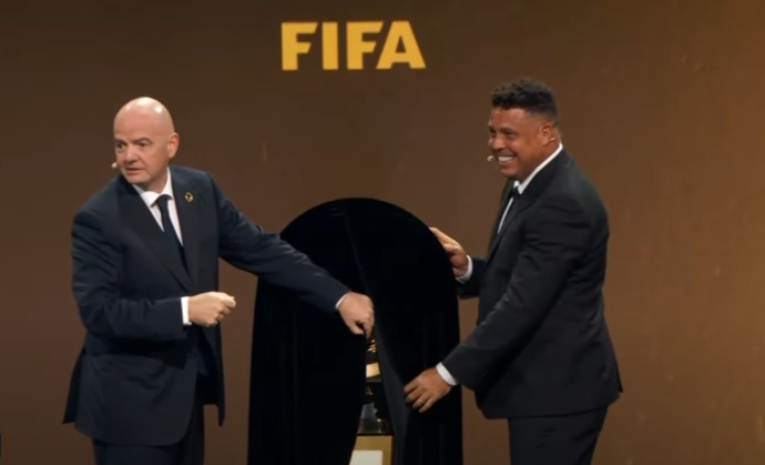 Ronaldo aparece em cerimônia da FIFA para revelar troféu do Super Mundial