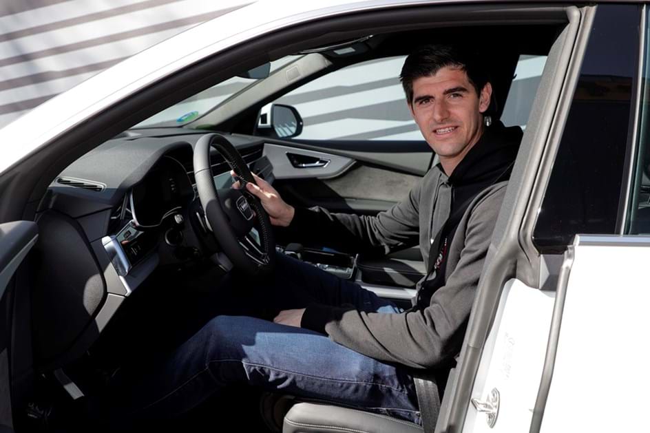 Com salário anual de 15 milhões, Courtois chegou para apresentação em pleno Mineirão