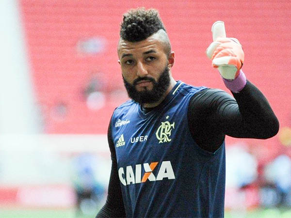 Alex Muralha está de volta para dividir o gramado com Bruno Henrique e David Luiz