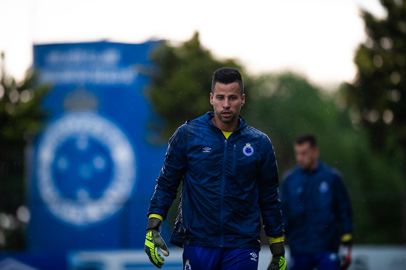 Jogador mais velho do futebol faz o goleiro Fábio ainda parecer juvenil