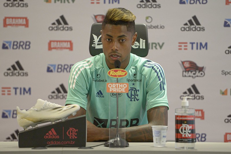 R$ 2,3 milhões por mês e Bruno Henrique assina para reforçar o Atlético-MG