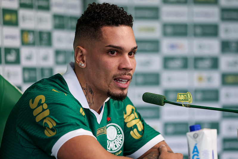 Paulinho “rebaixa” o Atlético logo em sua apresentação no Palmeiras