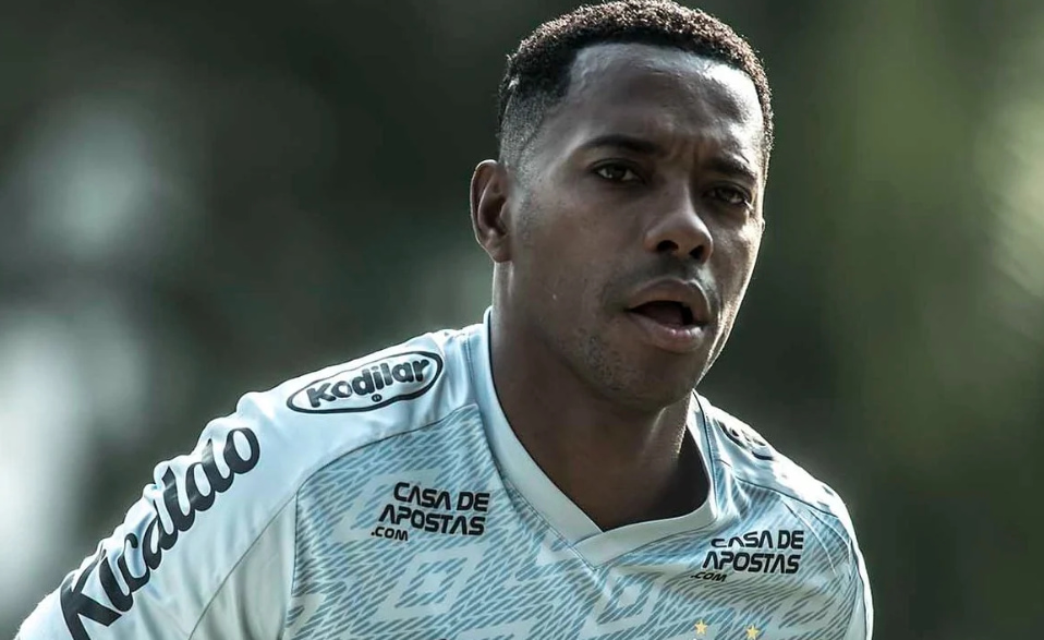 Filho de Robinho faz gol em competição importante e homenageia o pai