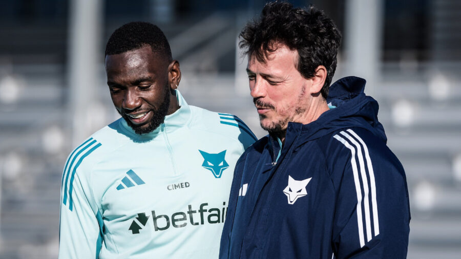 Bolasie veste a camisa de verdade e rebate provocação contra o Cruzeiro na internet