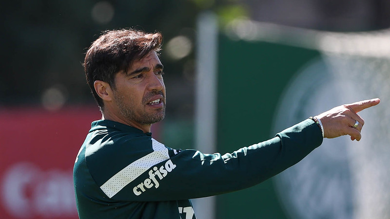 Abel Ferreira indica liberação de zagueiro para jogar no Cruzeiro