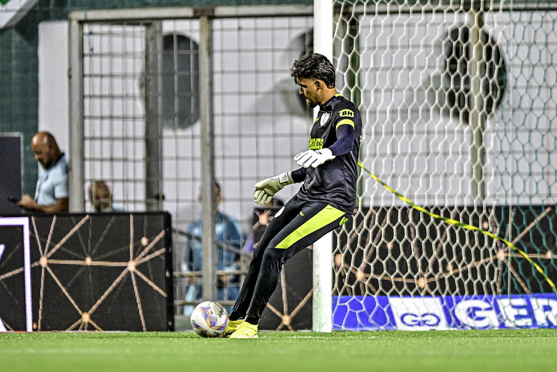 Goleiro do América-MG perde a paciência e revela jogador “chato” do Cruzeiro
