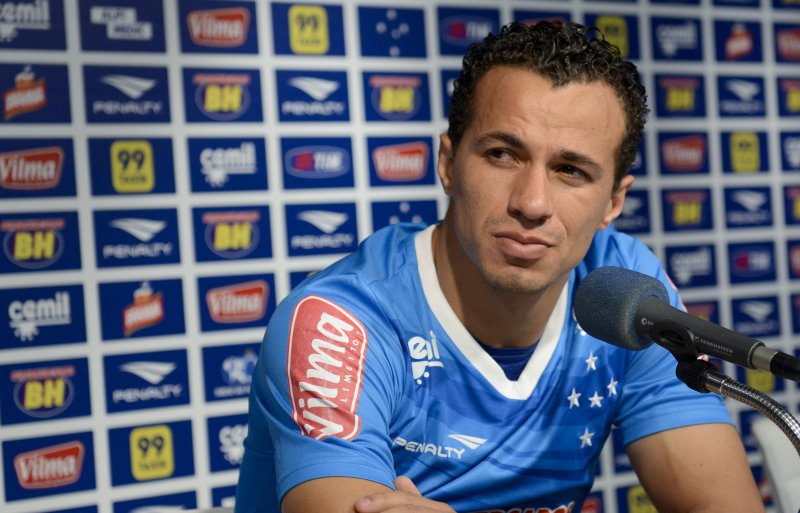 Leandro Damião deu 30% de desconto no salário para assinar com o Cruzeiro