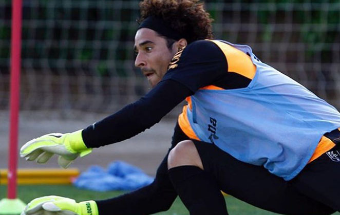 Goleiro Ochoa agitou torcida com apresentação de gala em Fortaleza