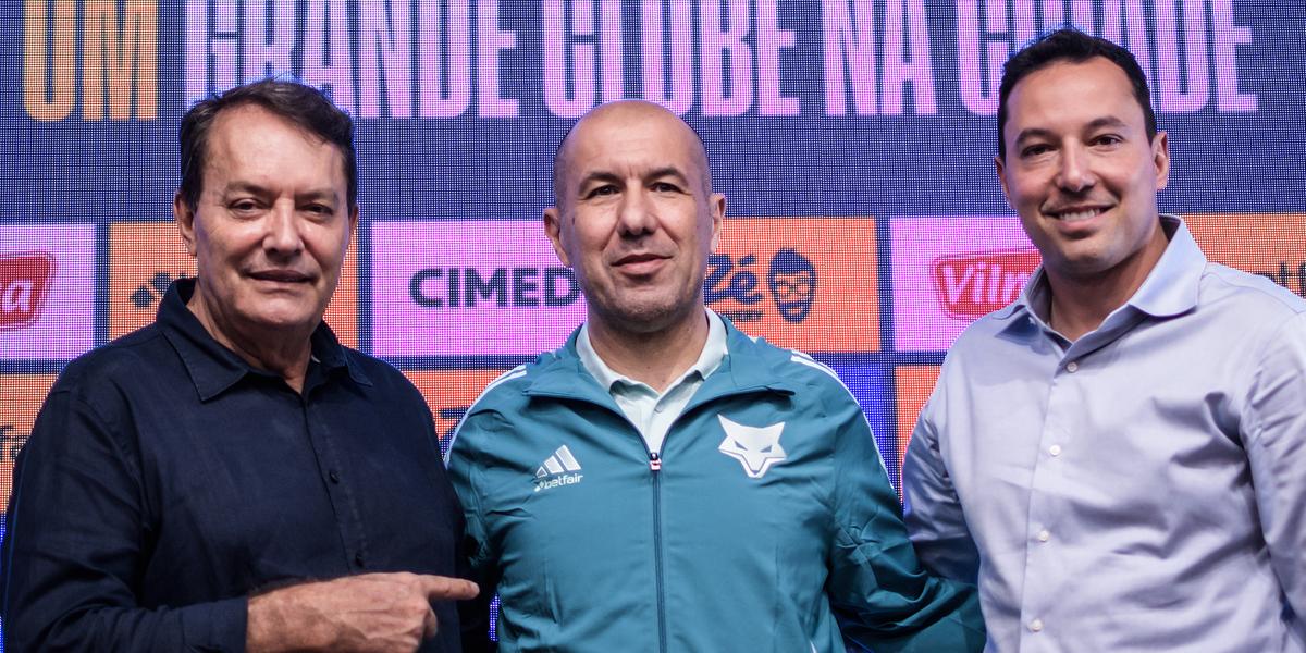 Leonardo Jardim age nas entrelinhas e Dayvinho aparece treinando na Toca da Raposa