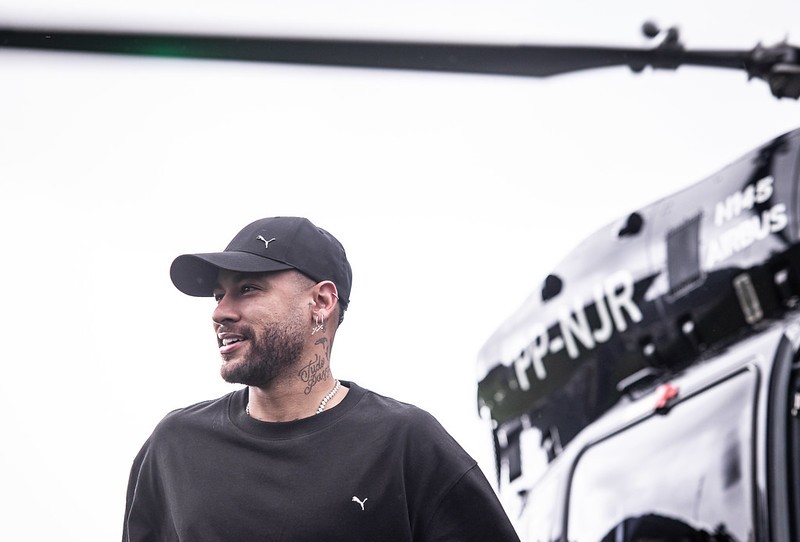Enquanto Neymar chega para treinar de helicóptero, Cássio dirige veículo rural