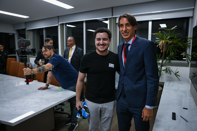 Em pleno 2025, Geromel aparece vestindo a camisa do Vitória