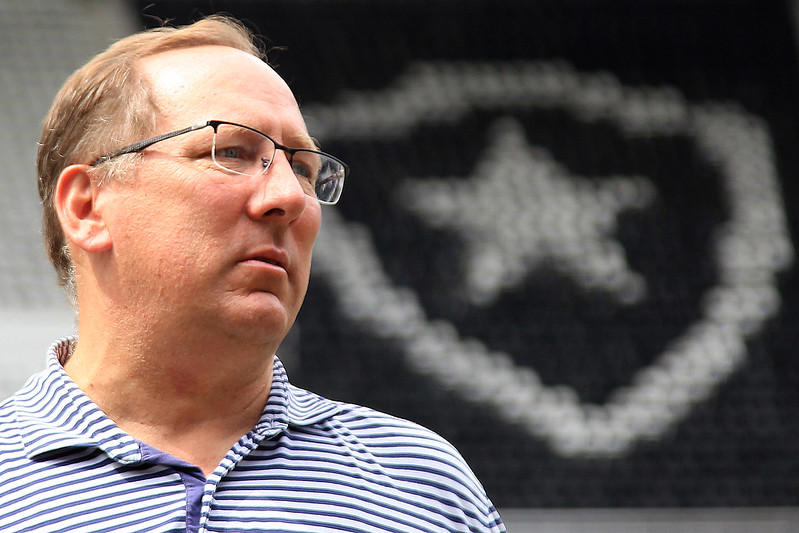 Dono do Botafogo vive drama após treinador receber suspensão de 9 meses