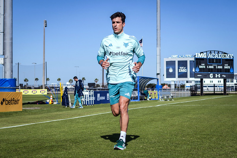 Dinenno segue caminho inverso de Matheus Pereira e confirma mudança no Cruzeiro