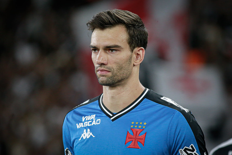 Por R$ 800 mil mensais, goleiro Léo Jardim assina com o Cruzeiro