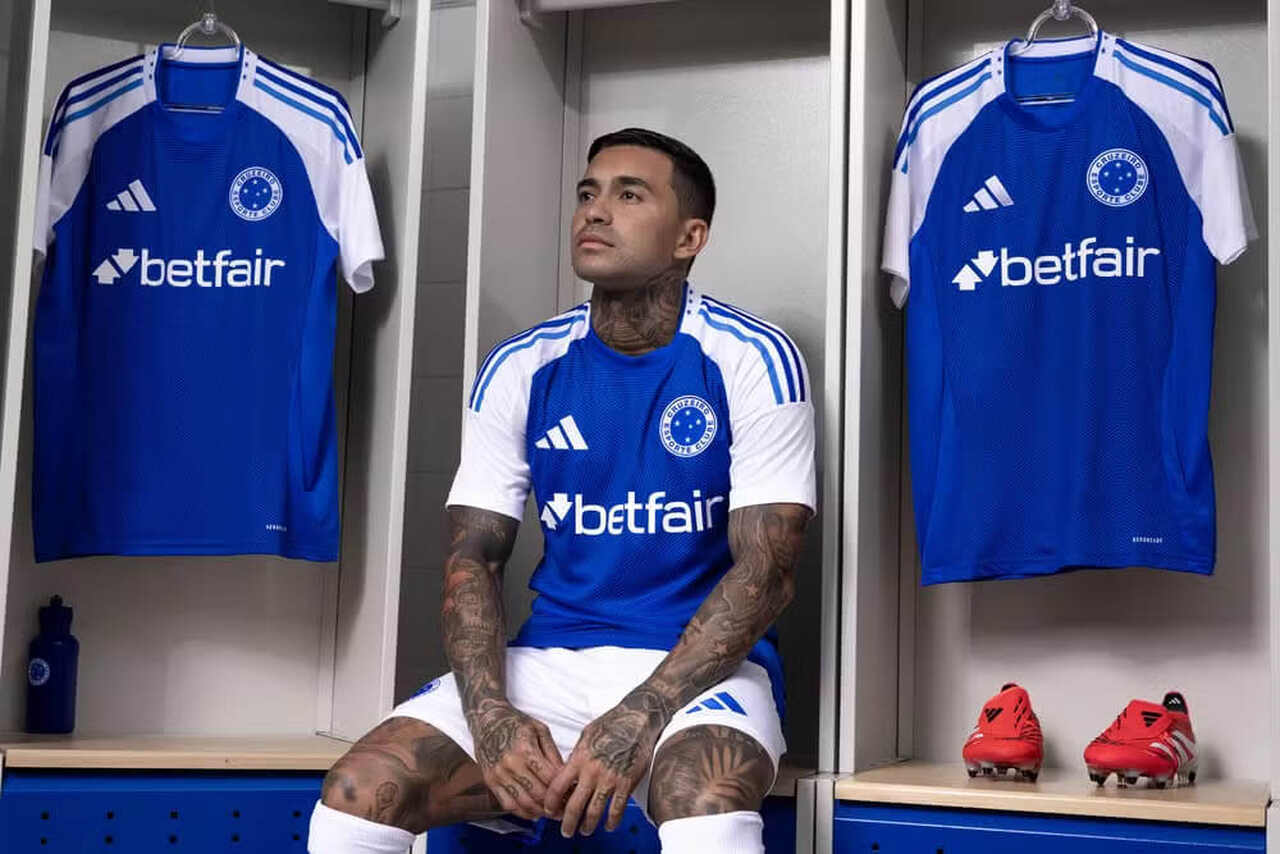 Cruzeiro promove mudança no escudo e torcida fica sabendo de última hora