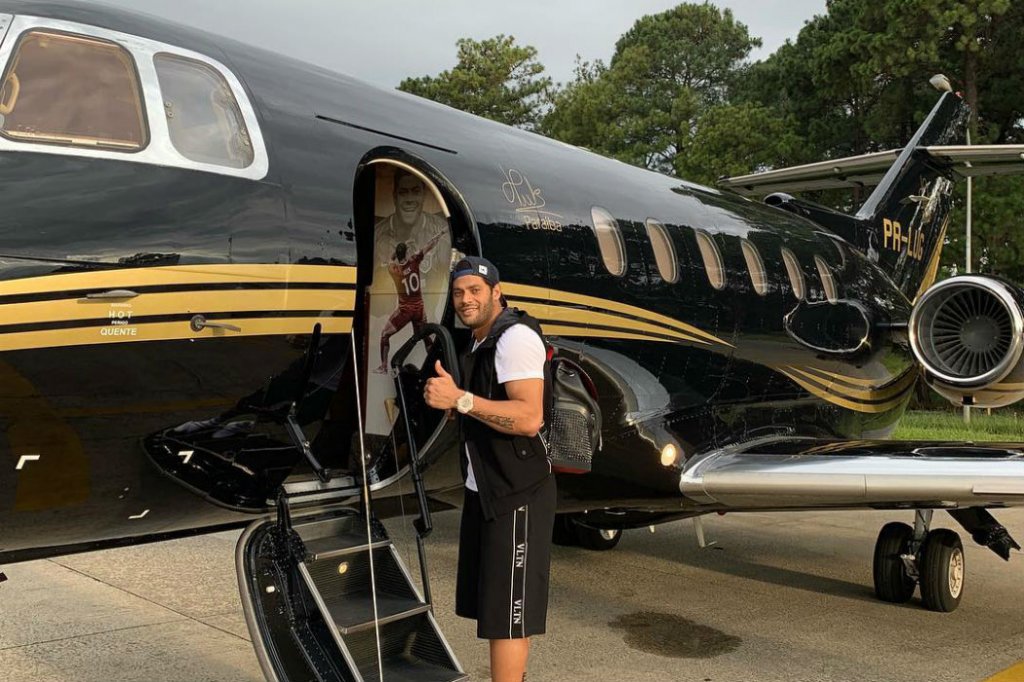 Longe do Galo, Hulk assinou e foi para a mesma equipe de Lionel Messi