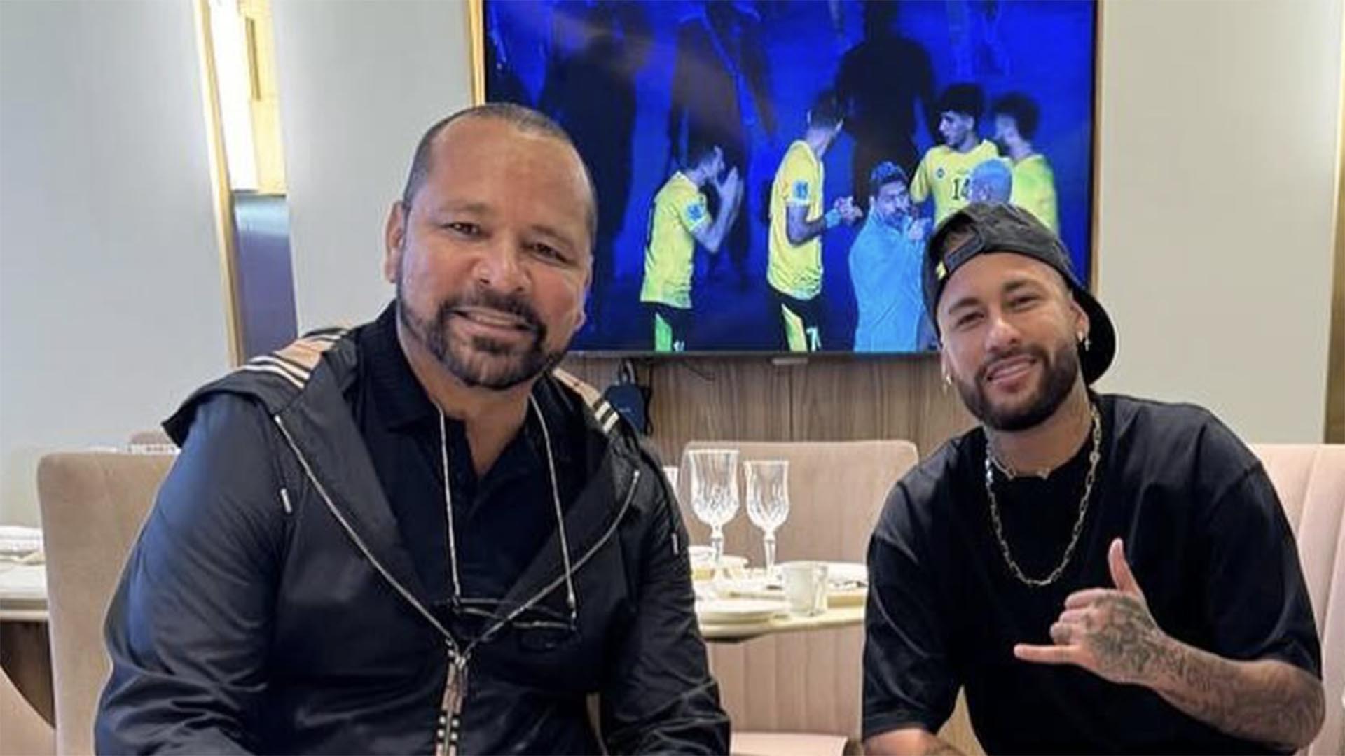 Neymar pegou a caneta e assinou contrato com o Manchester