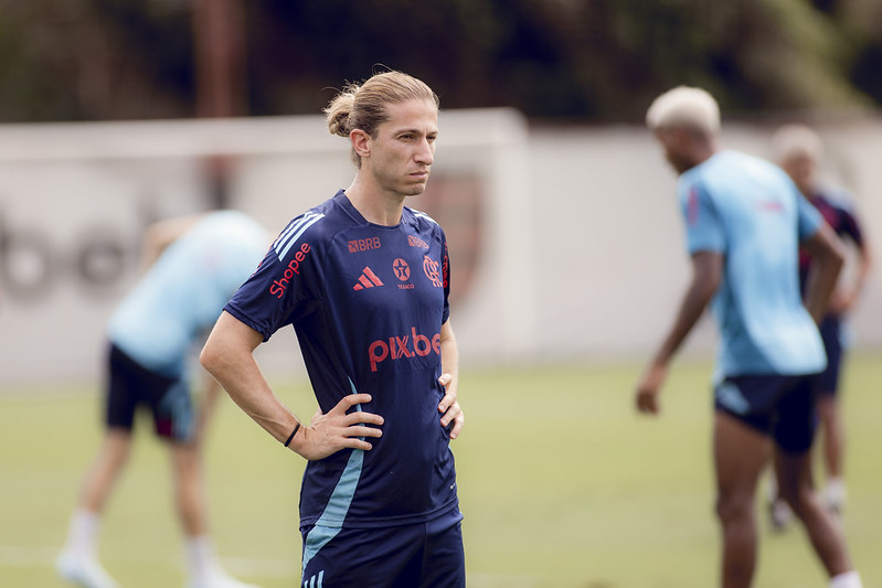 Filipe Luís ganha “camisa 9 do hexa” como reforço no Flamengo