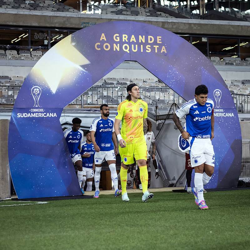 Medalhão cansa de dar explicações e solta os cachorros no Cruzeiro: ‘É uma constante de erros’