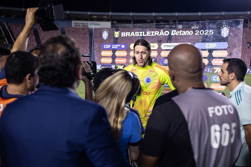 Logo após decisão de juiz, Cássio cai no choro no Cruzeiro