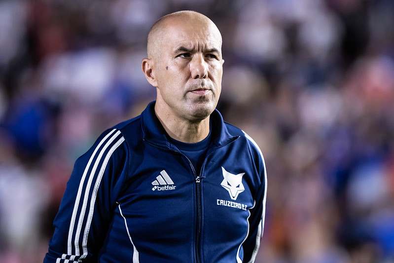 Leonardo Jardim recebe aviso prévio e atacante assinou com rival do Cruzeiro