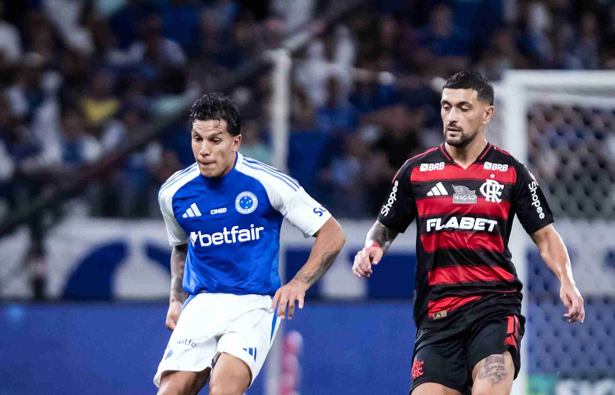 Cruzeiro e Flamengo negociam troca de jogadores já para a próxima janela