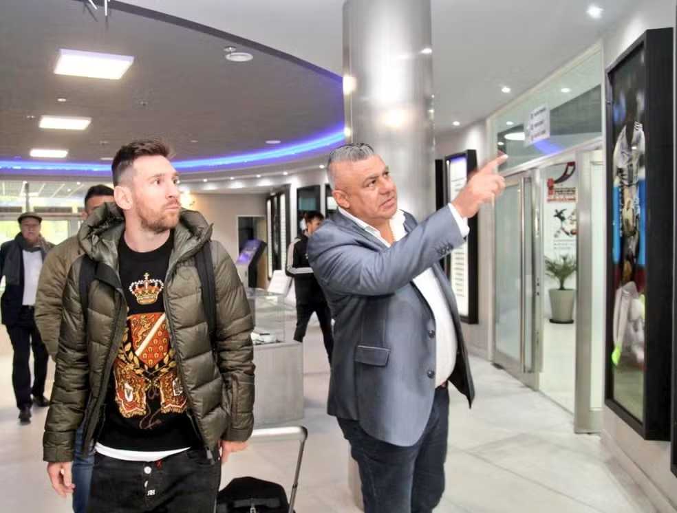 Com salário de R$ 60 milhões anuais, Messi chegou para apresentação em pleno Maracanã lotado