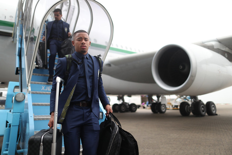 Gabriel Jesus larga tudo na Inglaterra e se apresenta ao Palmeiras
