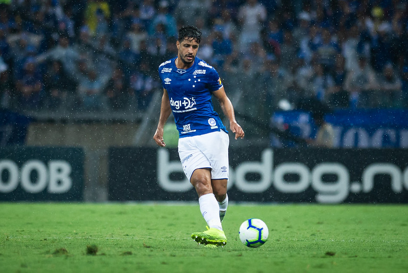 Zagueiro Léo tira poeira da chuteira e vai dividir campo com Neymar em 2025