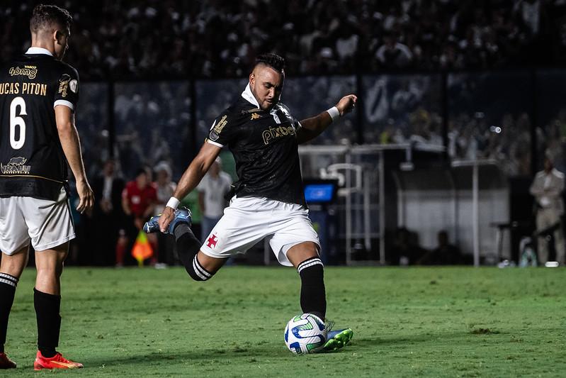 Com salário de R$ 1,5 milhão por mês, Payet assina novo contrato no Brasil