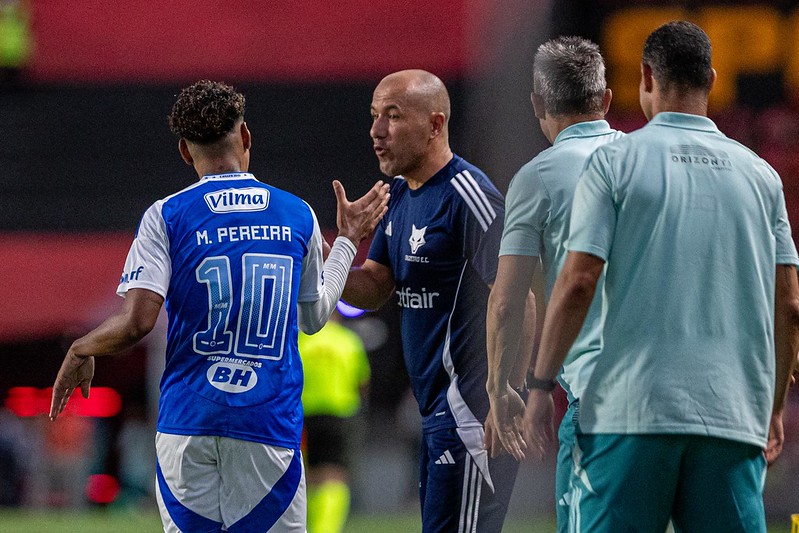 Meio-campista que Jardim não abre mão renova com o Cruzeiro