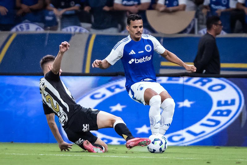 Enquanto Alex Sandro recebe R$ 1,3 milhão no Flamengo, salário de Kaiki no Cruzeiro é de cair da cadeira