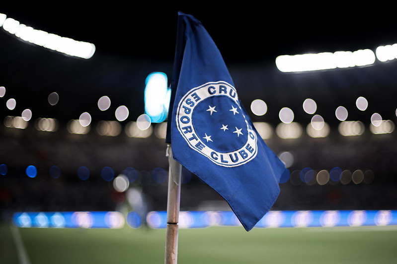 Ex-Cruzeiro que assinou com rival mineiro é expulso de campo e briga com a torcida