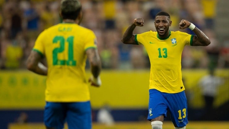 Emerson Royal pegou a caneta e assinou para se juntar ao mesmo time de Gabigol